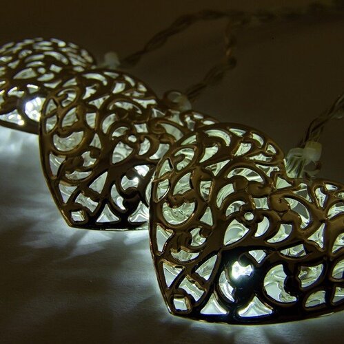 LED osvětlení na BATERIE - DLED ML01 DecoLED LED světelný řetěz na baterie - kovová srdce styl vintage, ledově bílá, 10 diod, 2,8m - foto 1