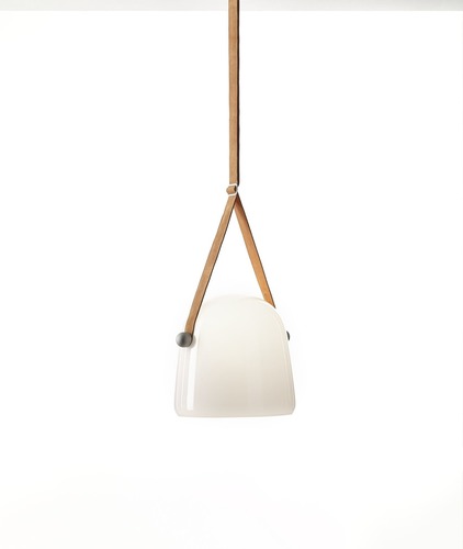 Dekorativní - BRO PC00938_024 Závěsné svítidlo MONA LARGE LED 15W 3000K 760lm sklo opalín / černý elox / popruhy kožené přírodní - BROKIS A - foto 1