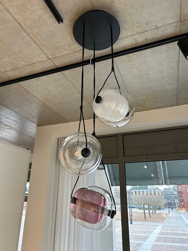 Vícečetná - BRO PC00937_KOMPLET Capsula - komplet závěsné svítidlo, černý baldachýn (40cm) + 3x stínidlo (uvnitř fialové / čiré / opalínové sklo), černý kov, černý kabel 3x 7,5W LED 2700K - BROKIS A - foto 1