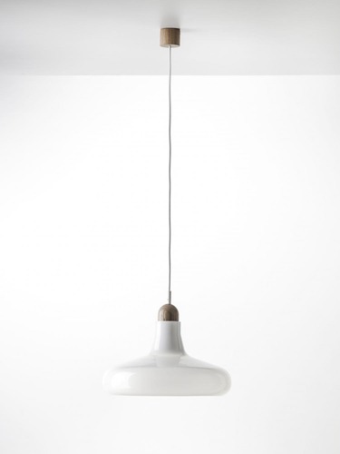 Dekorativní - BRO PC00911_013 Shadows XL, závěsné svítidlo, ručně foukané sklo, triplex opál / voskovaný dub / bílý kabel, prům. 39,5cm - BROKIS A - foto 1