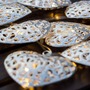 LED osvětlení na BATERIE - DLED ML01W DECOLED LED světelný řetěz na baterie, kovová srdce styl vintage, teple bílá, 10 diod, 2,5 m - foto 11
