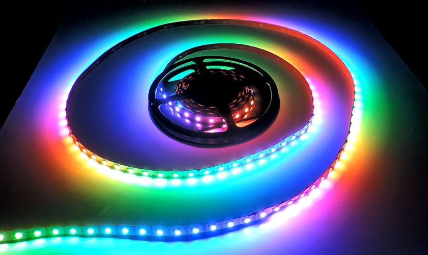 Digitální LED pásky - Digitální(adresovatelný) RGB LED pásek 8W, 60LED/m, 12V, SPI komunikace - foto 1