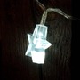 LED osvětlení na BATERIE - DLED BL01 DECOLED LED světelný řetěz na baterie hvězdy, ledově bílá, 1,8 m - foto 2