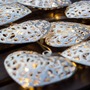 LED osvětlení na BATERIE - DLED ML01W DECOLED LED světelný řetěz na baterie, kovová srdce styl vintage, teple bílá, 10 diod, 2,5 m - foto 3