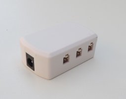 Konektory a spojky - Propojovací konektor 6x zdířka, samice, bílý, přívod přes DC konektor